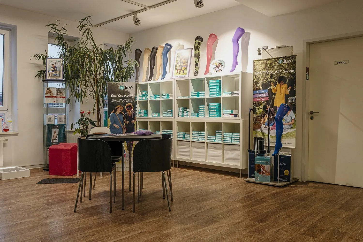 Ausstellung im Sanitätshaus am Inselpark mit Rollstühlen, Hilfsmitteln und Beratungsbereich.