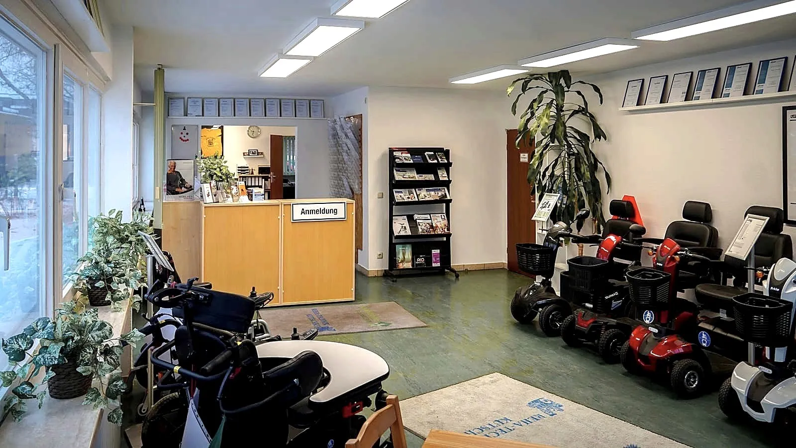 Ausstellung der Reha-Technik Kutschke am Stenzelring mit E-Mobilen und Elektrorollstühlen.